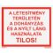 A létesítmény területén a dohányzás és a nyílt láng használata tilos! tábla, felirat, ISO 7010